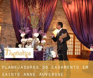 Planejadores do casamento em Sainte-Anne (Auvergne)
